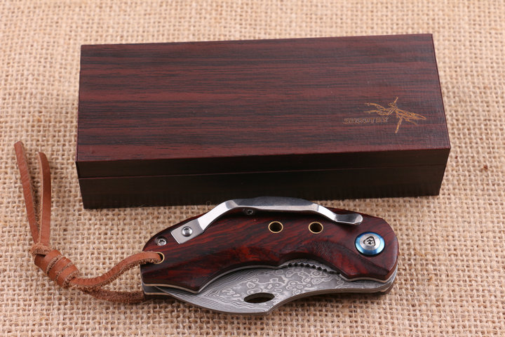 Nighthawk folding pocket knife with VG10 Damascus steel blade material UD404614